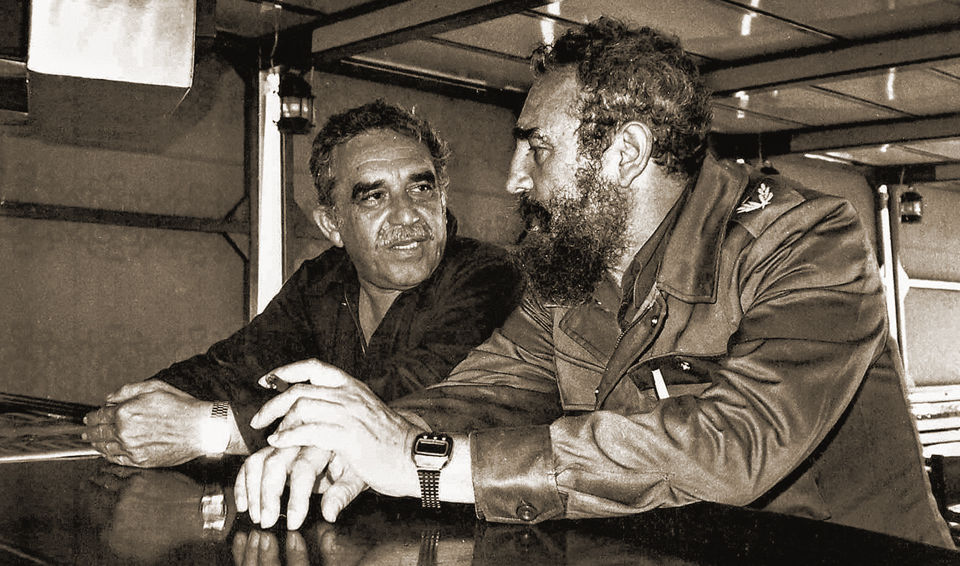 Gabo, no seu ofício de jornalista, com Fidel Castro. Fotografia: D.R.