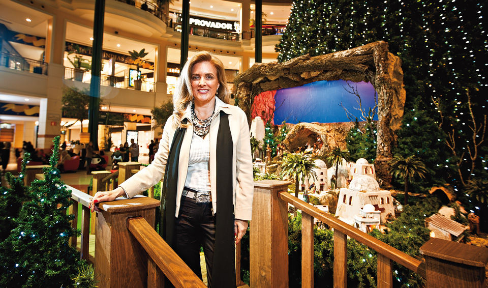Especialista em decorações de Natal de centros comerciais, a decoradora Cláudia Perdigão não tem mãos a medir nesta época do ano.