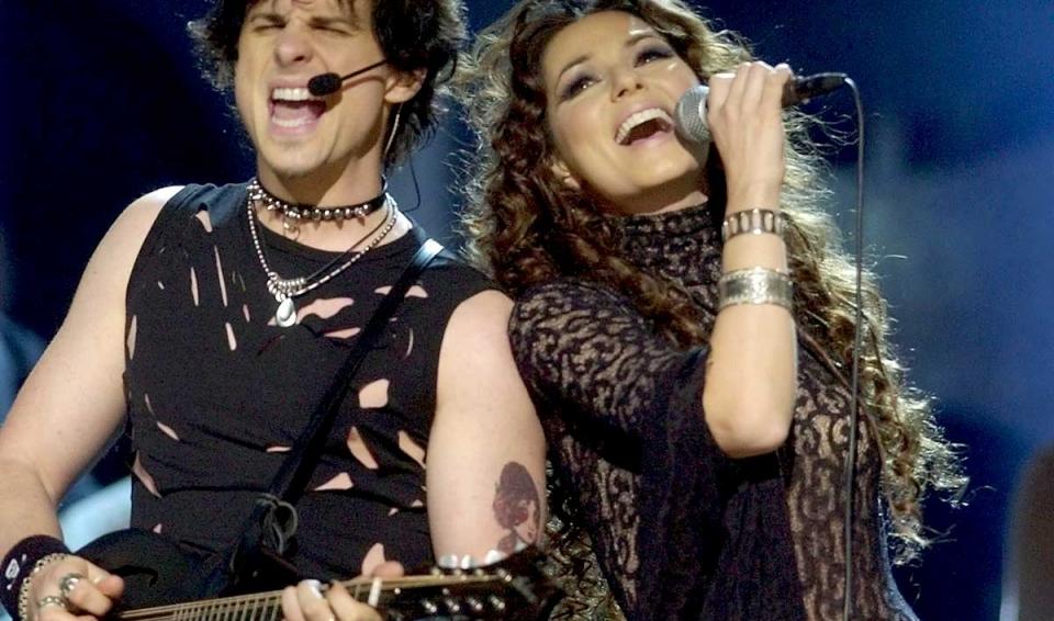 ST_05_performs-the-opening-song-with-a-member-of-her-band-at-the-Country-Music-Association-Awards-show-on-Wednesday,-Nov.-6,-2002,-in-Nashville,-Tenn