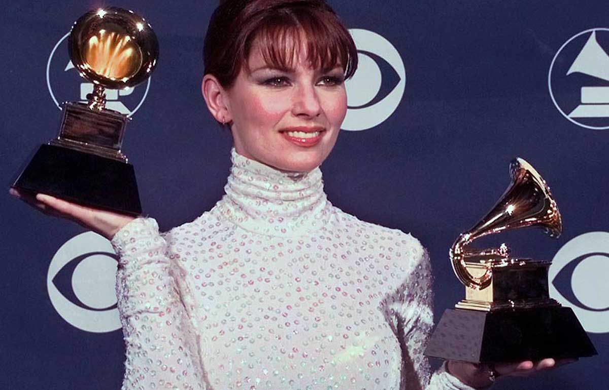 ST_06_Shania-Twain-holds-her-two-Grammies-for-best-female-country-vocal-performance-and-best-country-song-backstage-at-the-41st-Annual-Grammy-Awards