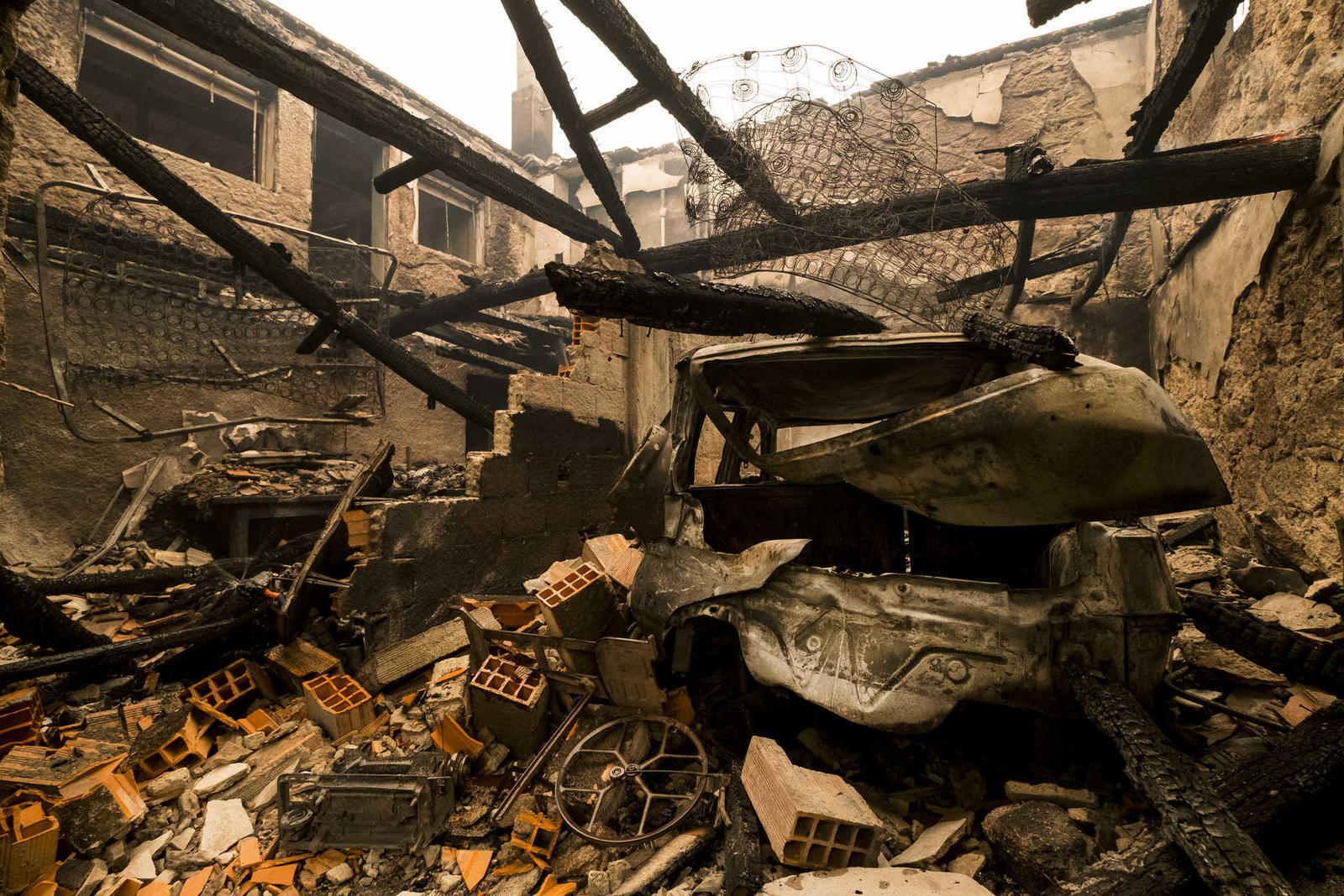 Rasto de destruição do incêndio que lavrou esta noite em Vouzela, até ao momento esta tragedia vitimou 35 pessoas e deixou 56 feridos