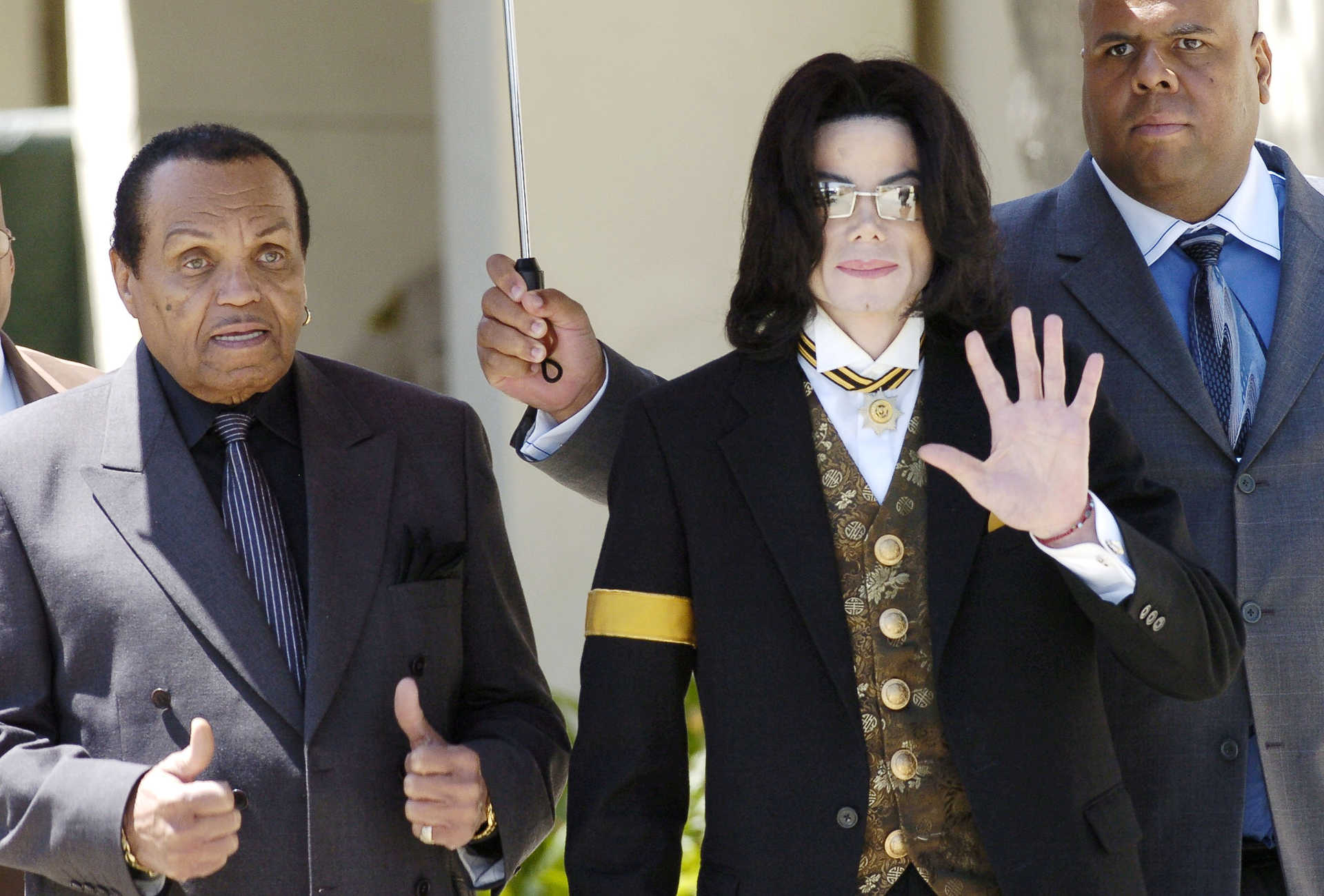 FILE PHOTO:  Pop star Michael Jackson (R) and his father Joe Jackson (L) leave the courthouse in Santa Maria, California