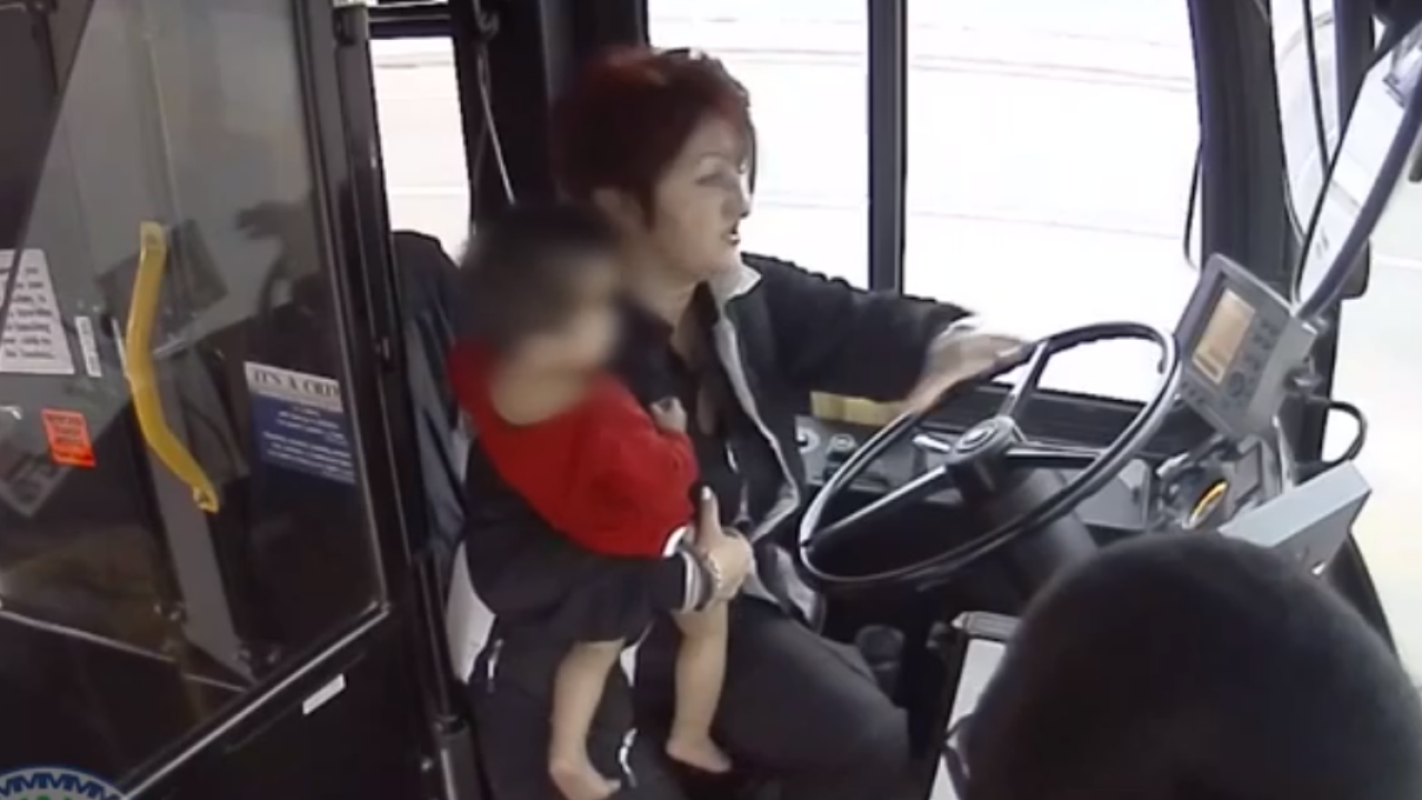 Девушка водитель автобуса. Девушка плачет в автобусе. Девчонки водители маршруток. Девушки кричать в автобусе.