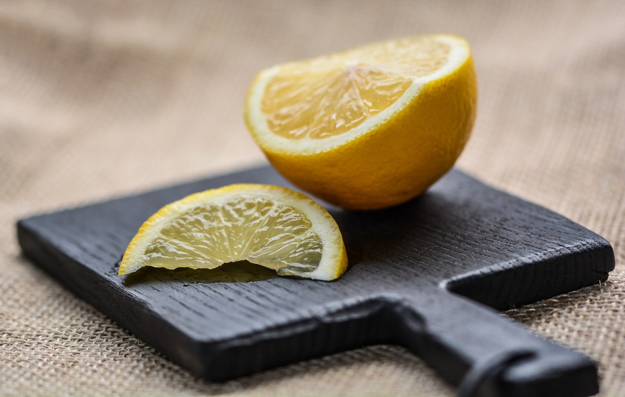 lemon-citrus-fruit-plant-wooden-slice-1418282-pxhere.com
