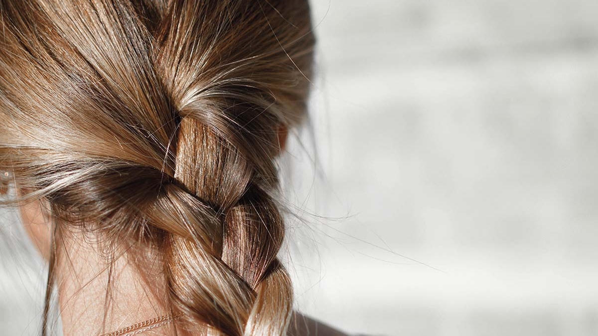 Cabelo comprido lindo com rabo de cavalo, closeup, cabelo feminino