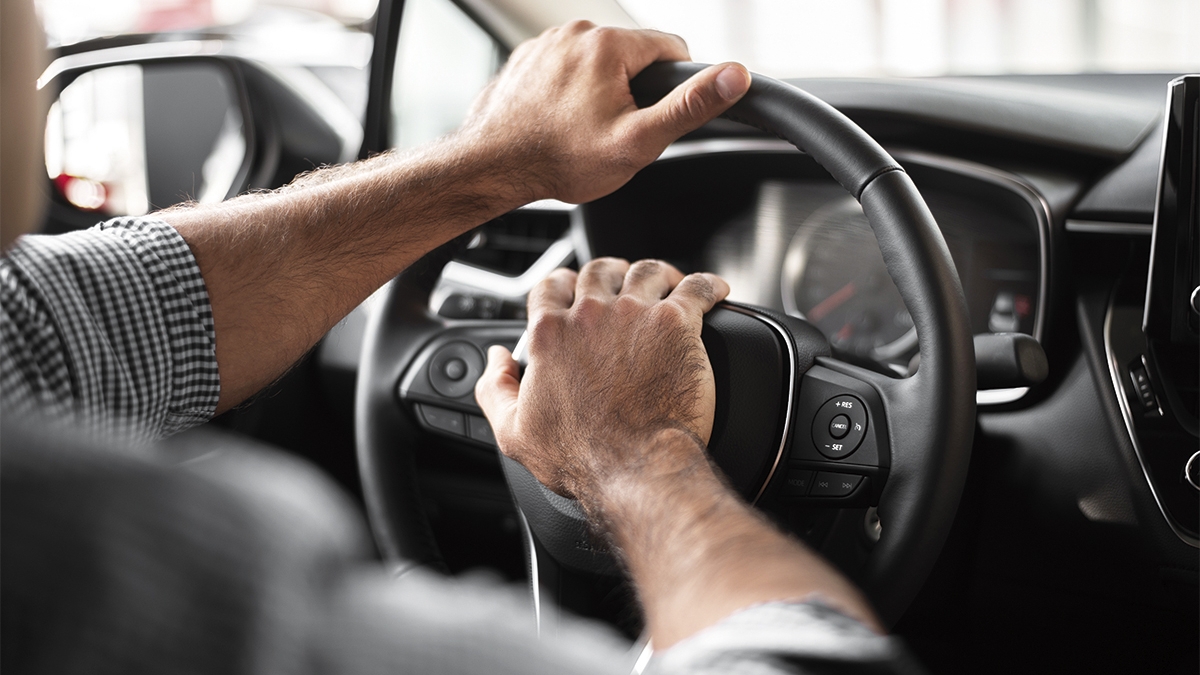 Rouba carro, tem acidente e é acudido pelo dono do veículo